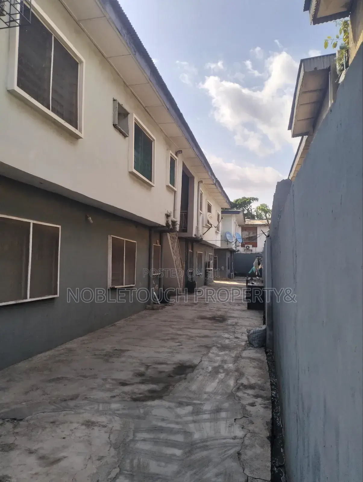3bdrm Block of Flats in Ikeja Lagos, Allen Avenue for sale