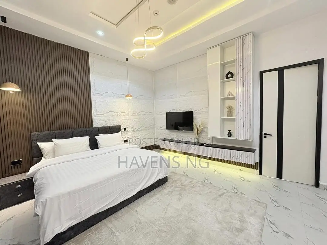 Luxurious 4-Bedroom Apartment With Private Rooftop