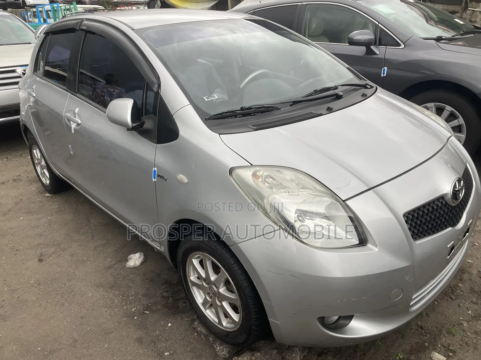 Toyota Yaris Base Sedan 4dr 2010 Silver