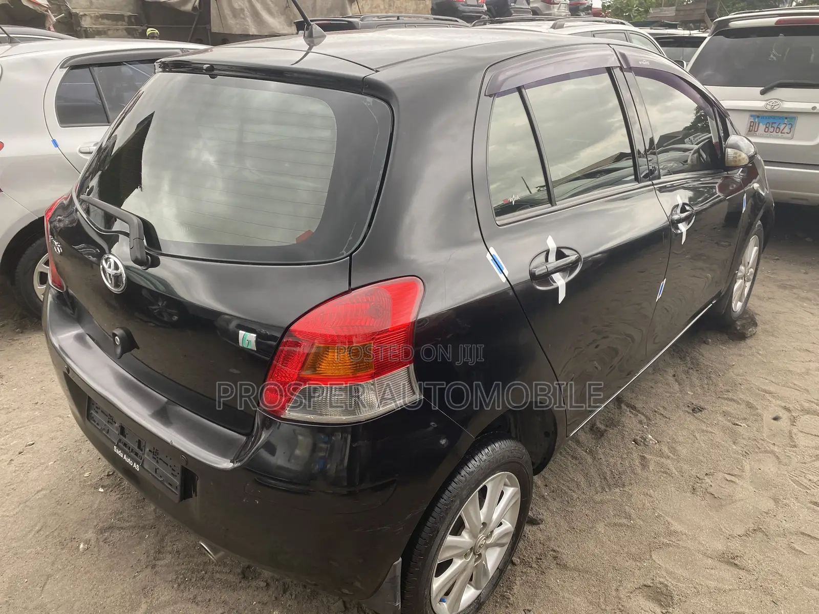 Toyota Yaris Base Sedan 4dr 2010 Black
