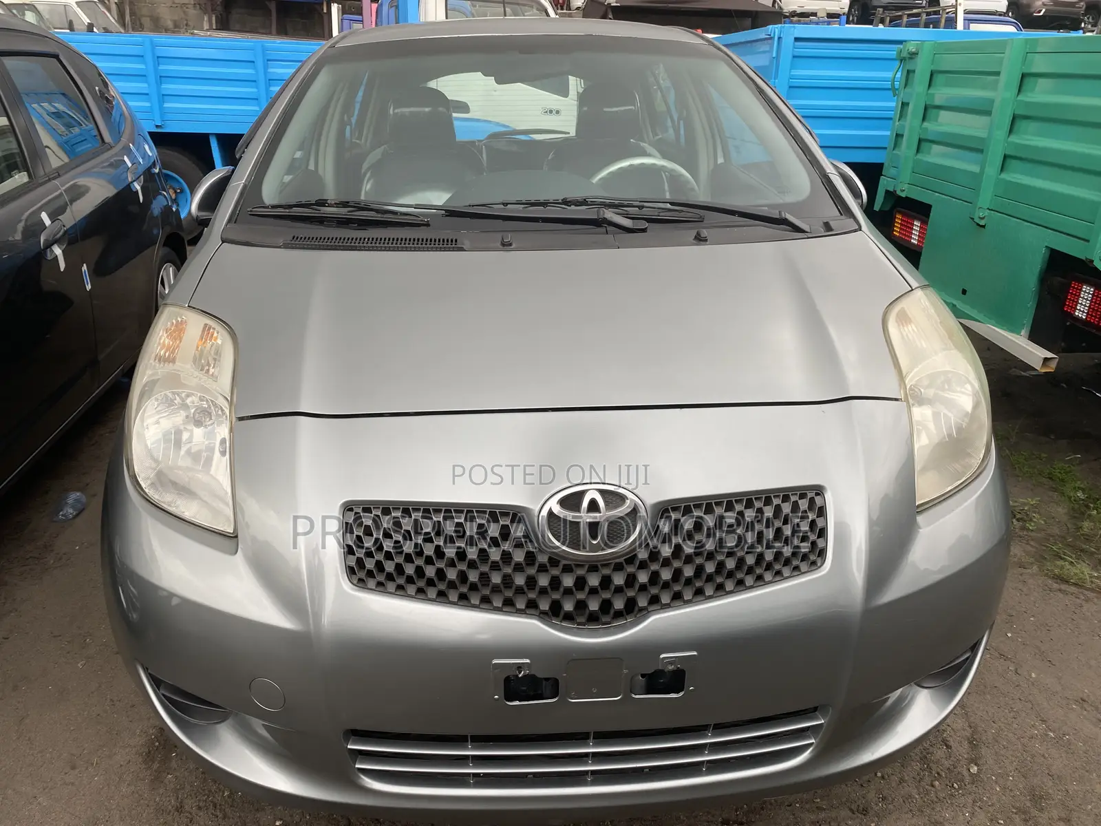 Toyota Yaris Base Sedan 4dr 2010 Gray