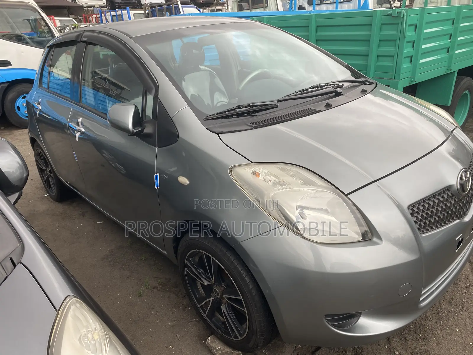 Toyota Yaris Base Sedan 4dr 2010 Gray