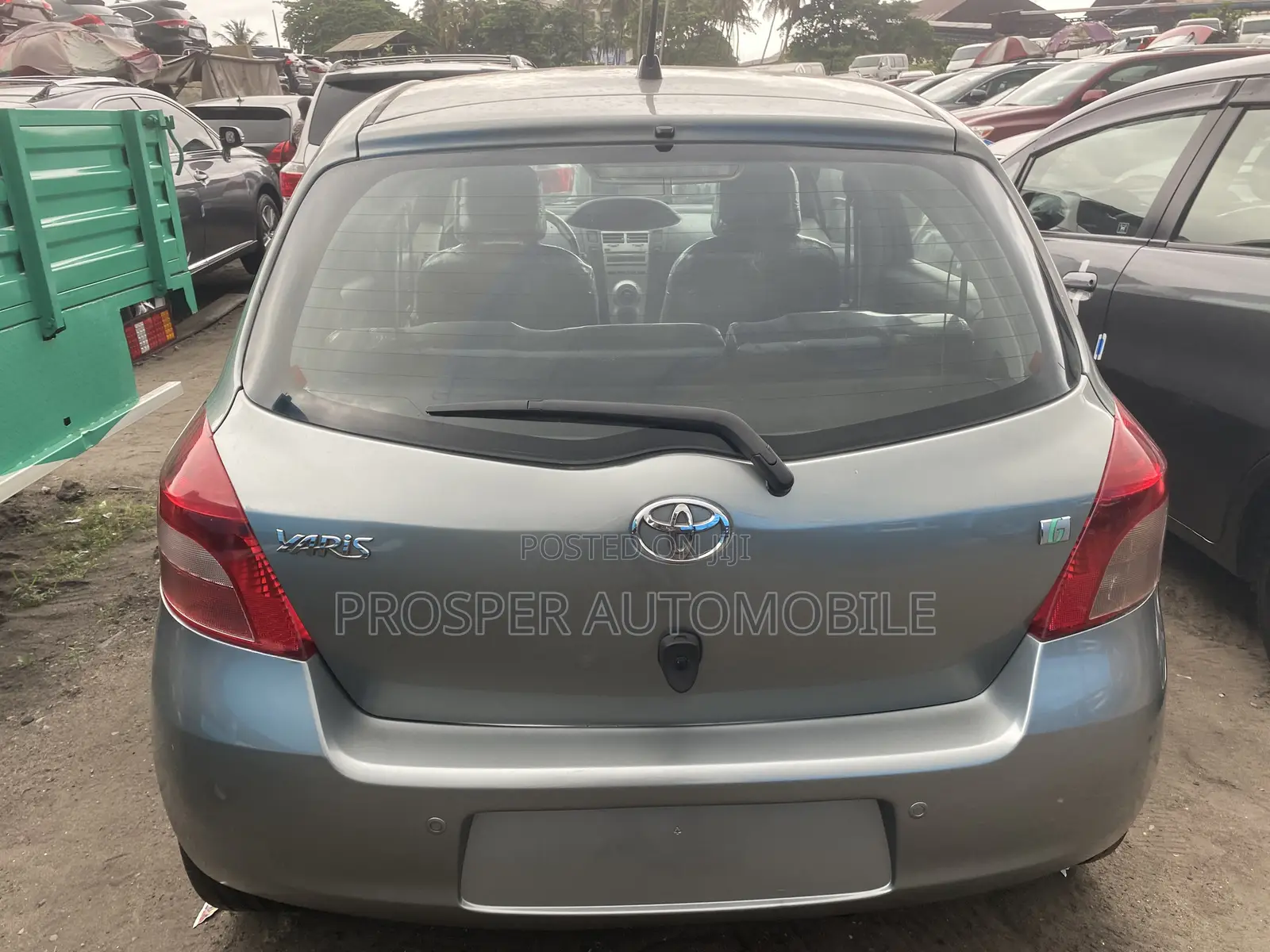 Toyota Yaris Base Sedan 4dr 2010 Gray