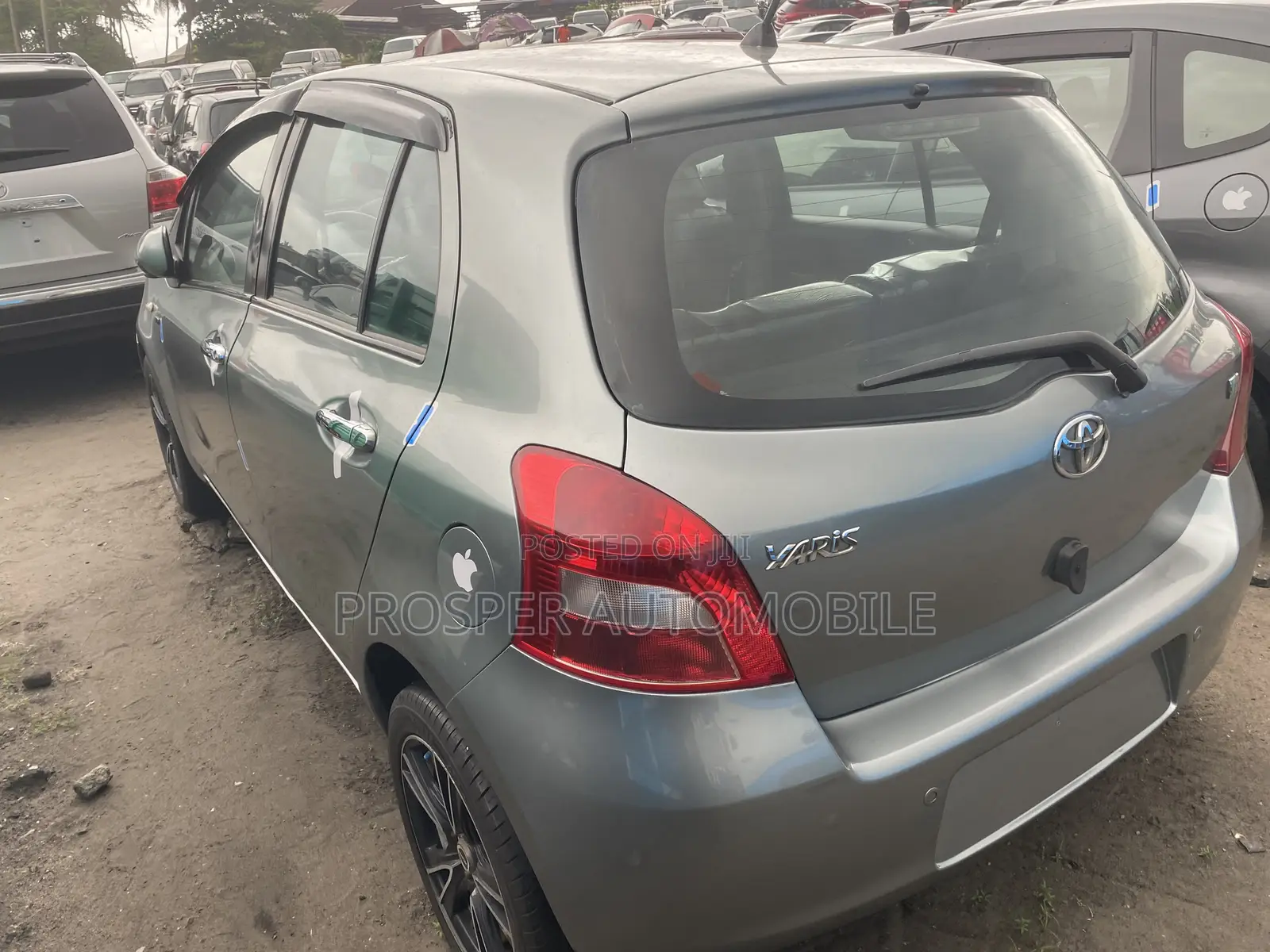 Toyota Yaris Base Sedan 4dr 2010 Gray