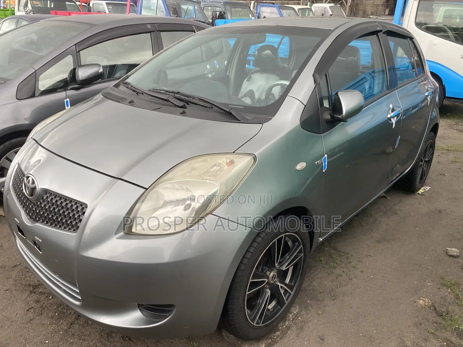 Toyota Yaris Base Sedan 4dr 2010 Gray