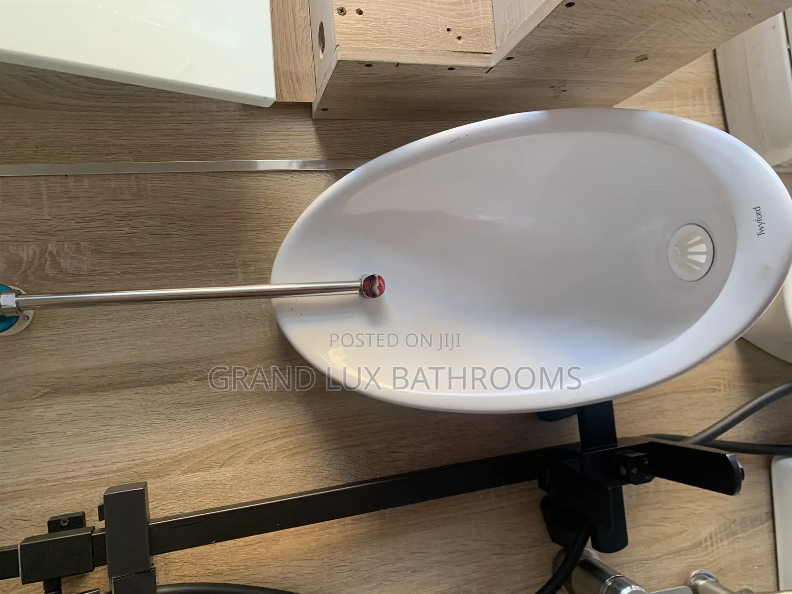 Wall-Mounted Ceramic Twyford Urinal With Manual Flush Valve