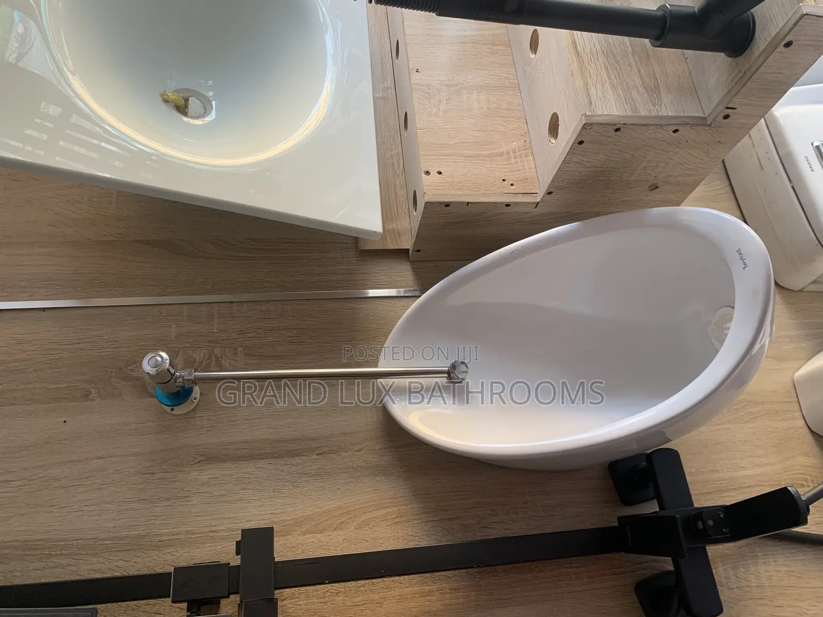 Wall-Mounted Ceramic Twyford Urinal With Manual Flush Valve