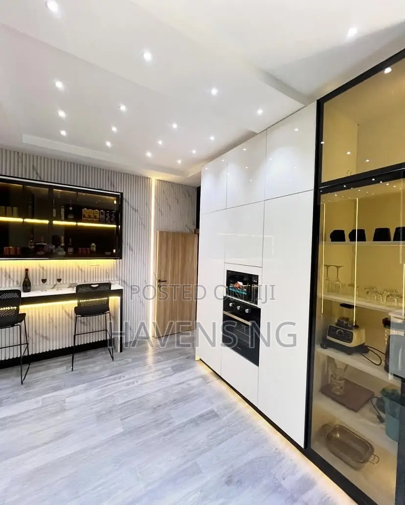 Luxury 3-Bedroom Apartment With Private Bar and Smoking Area