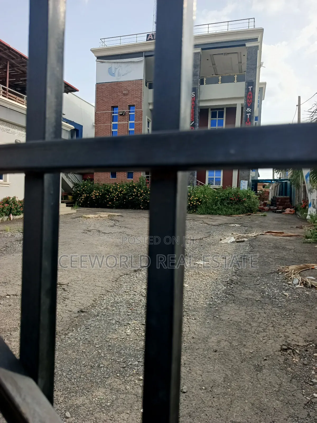 A Whole Building for Lease at Oke Ado