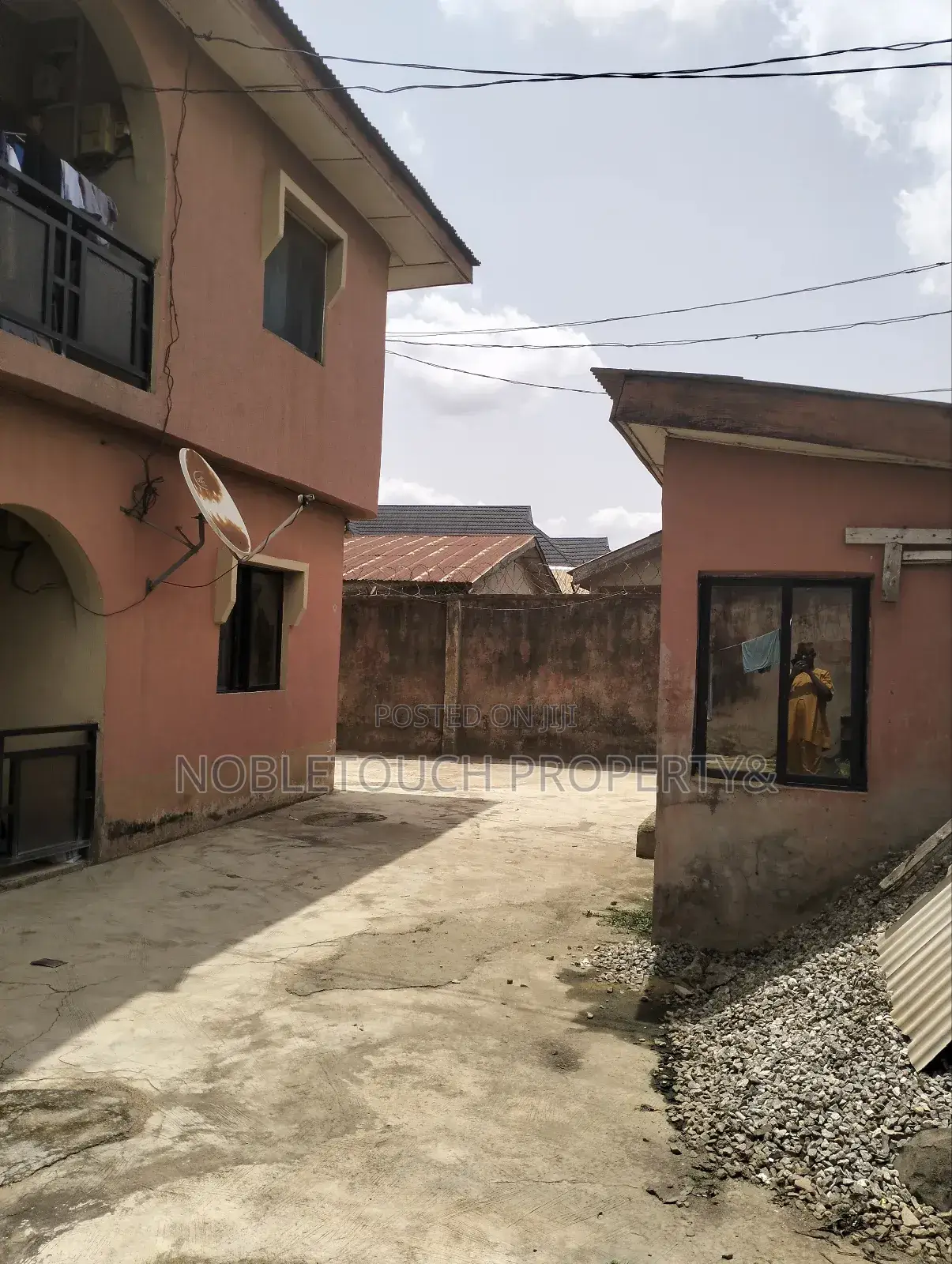 3bdrm Block of Flats in Off Memodu Street St, Iseri Olofin for sale