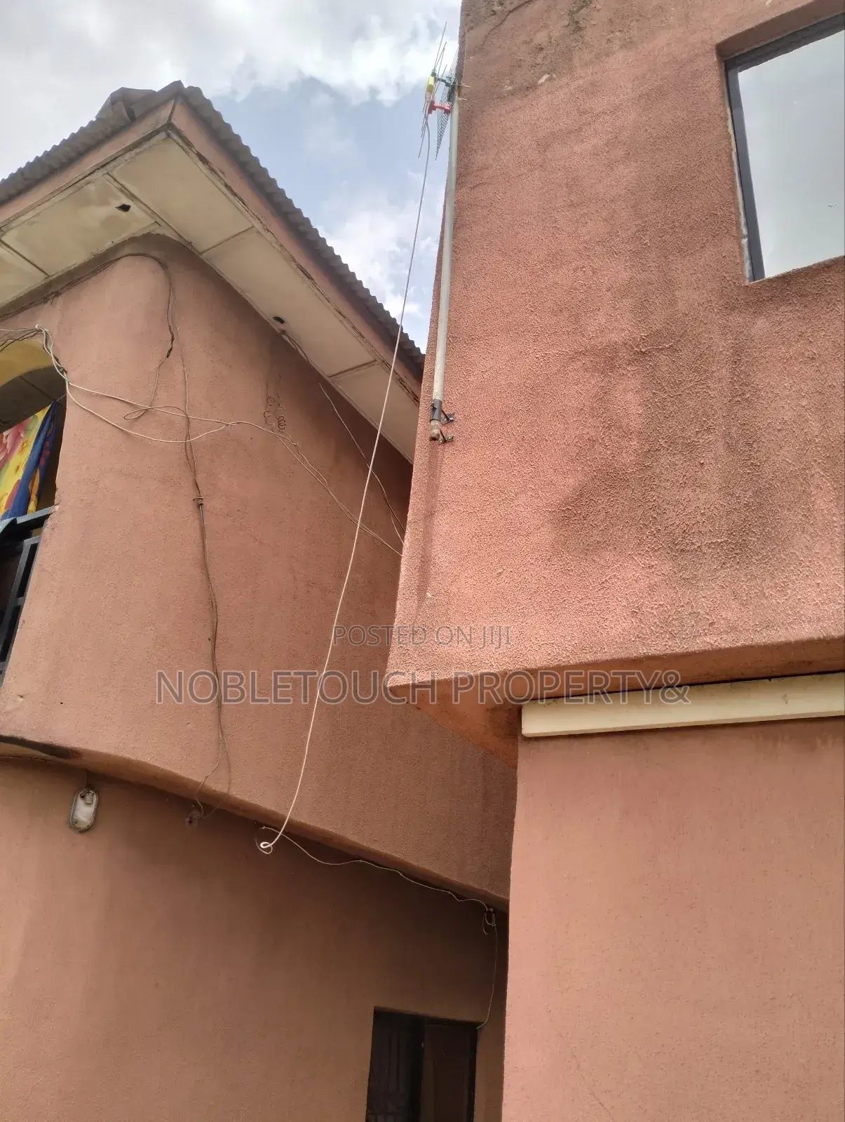 3bdrm Block of Flats in Off Memodu Street St, Iseri Olofin for sale