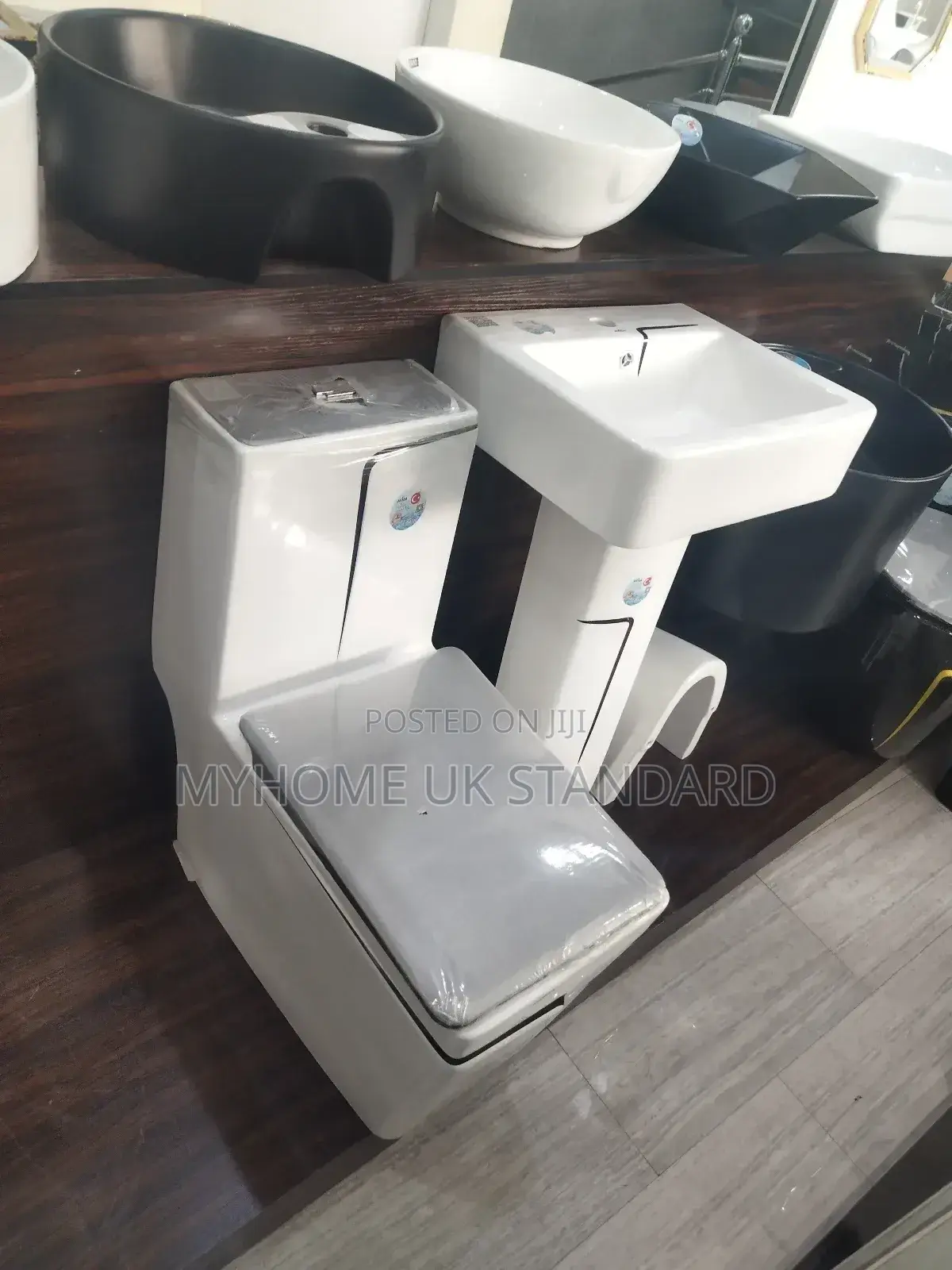 England Close Couple Water Closet (Black and White)