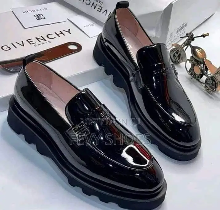 As U Dey Hustle, Make Ur Leg Dey Represent-get Better Shoe
