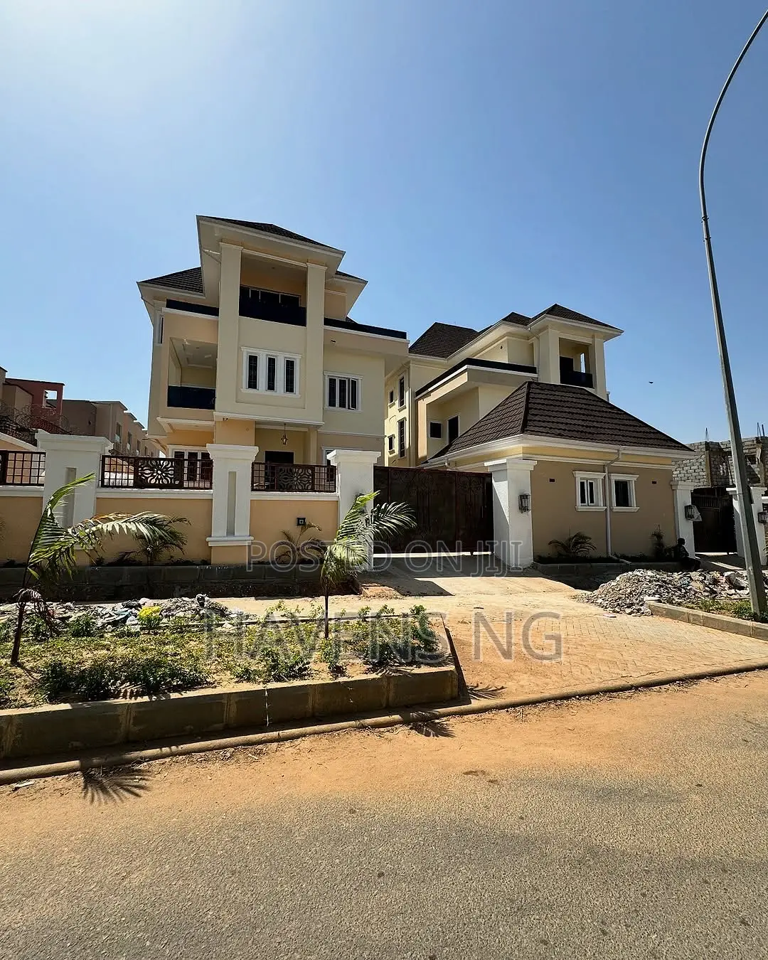 7bdrm Duplex in Guzape District for sale