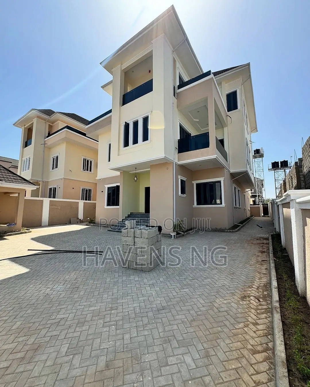 7bdrm Duplex in Guzape District for sale