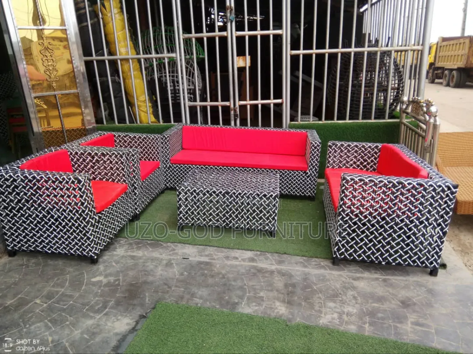 Kanash Box Chair