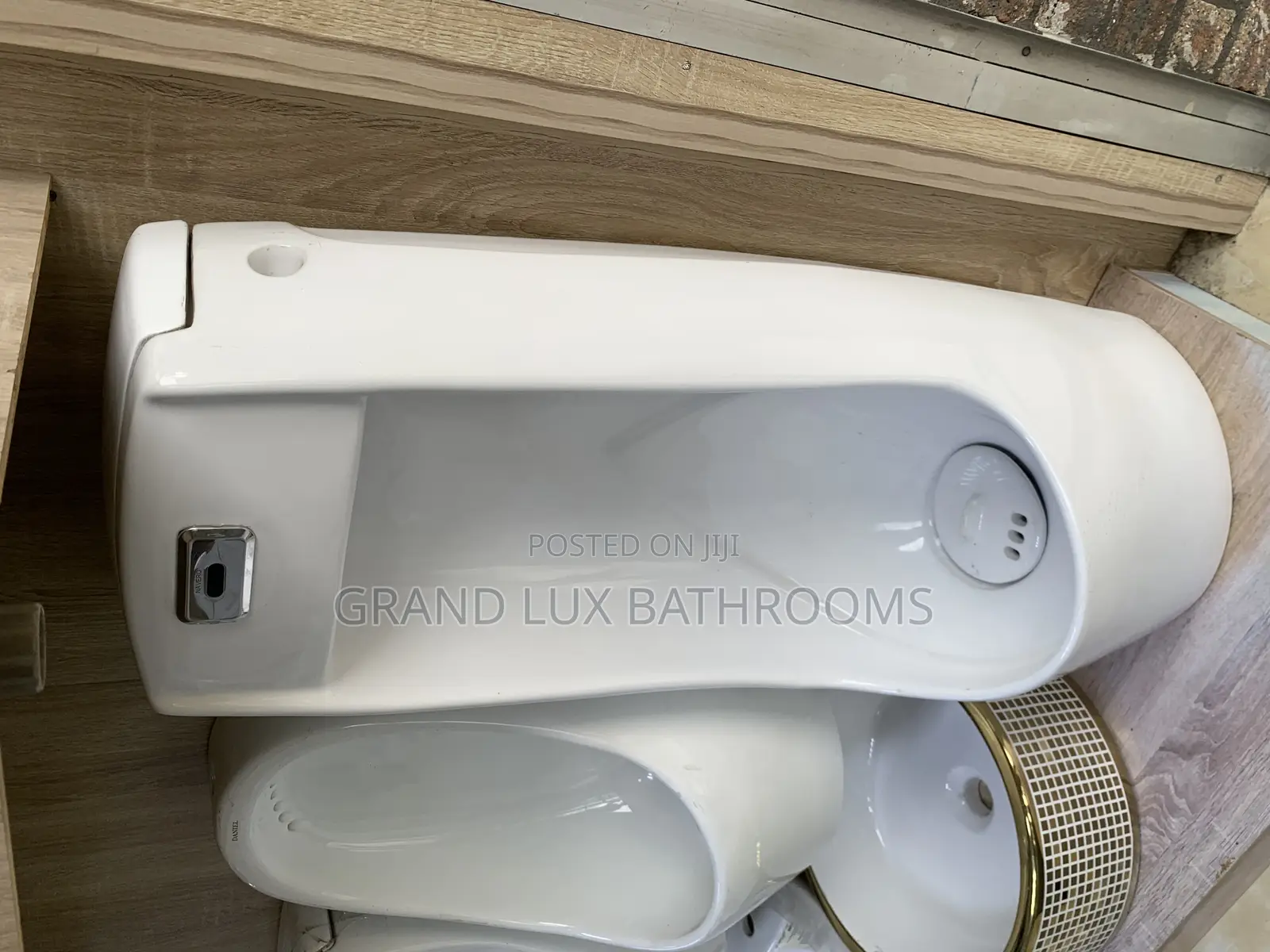 Standing Ceramic Urinal With Top Inlet and Integrated Flush