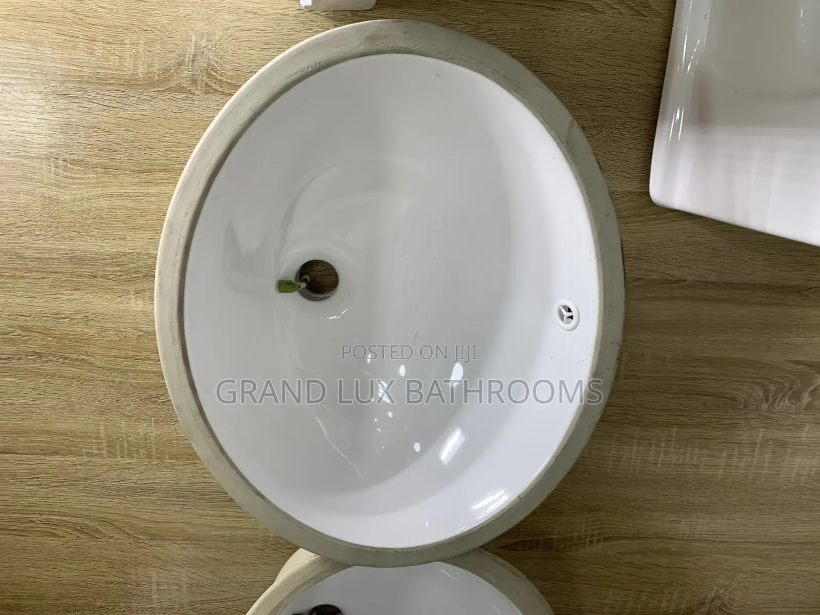 Oval Ceramic Undercountertop Wash Basin With Matte Outer