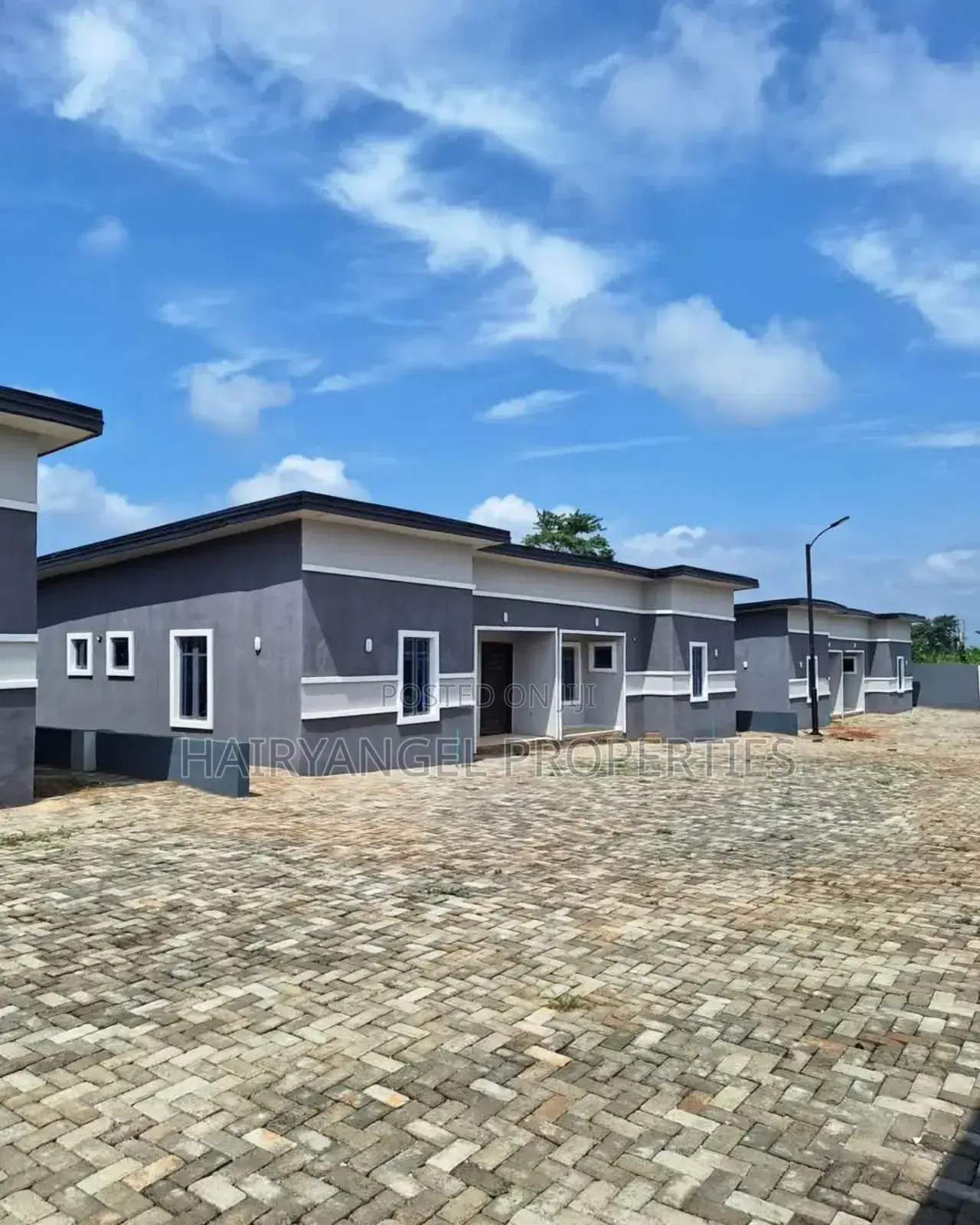 3bdrm Bungalow in Queen'S Park, Obafemi-Owode for sale