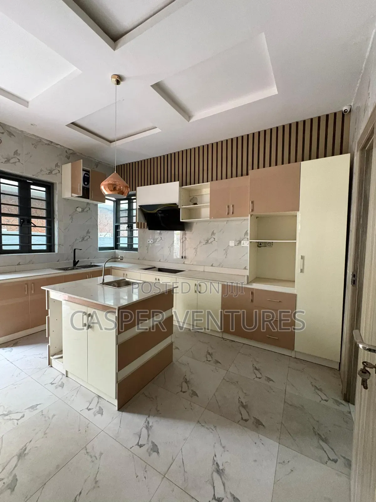 5bdrm Duplex in Chevron for sale