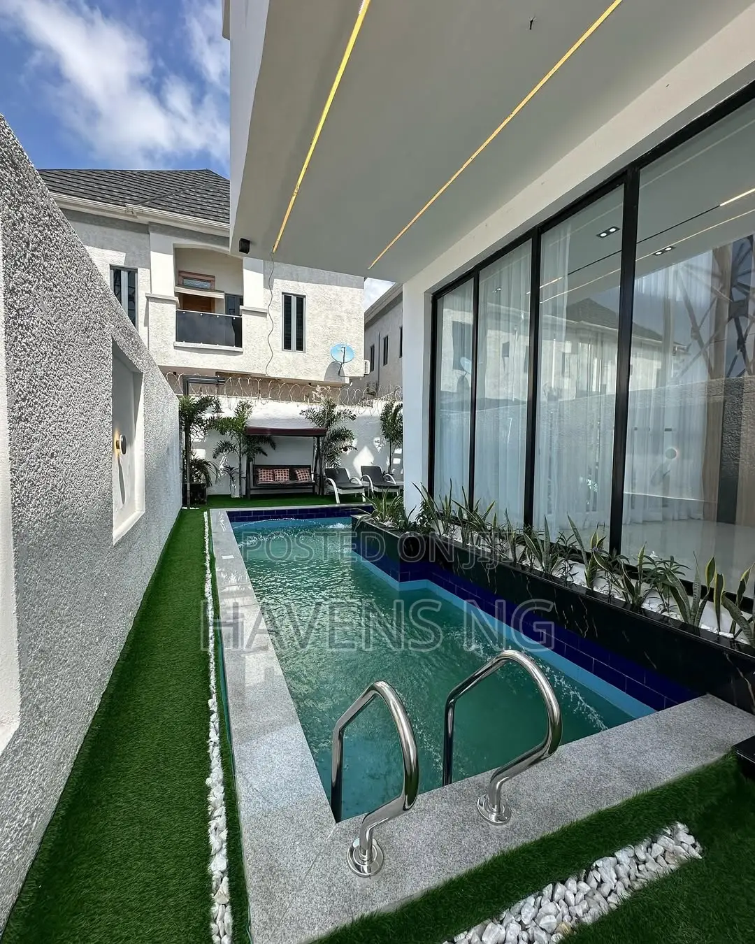 5bdrm Duplex in Chevron for sale