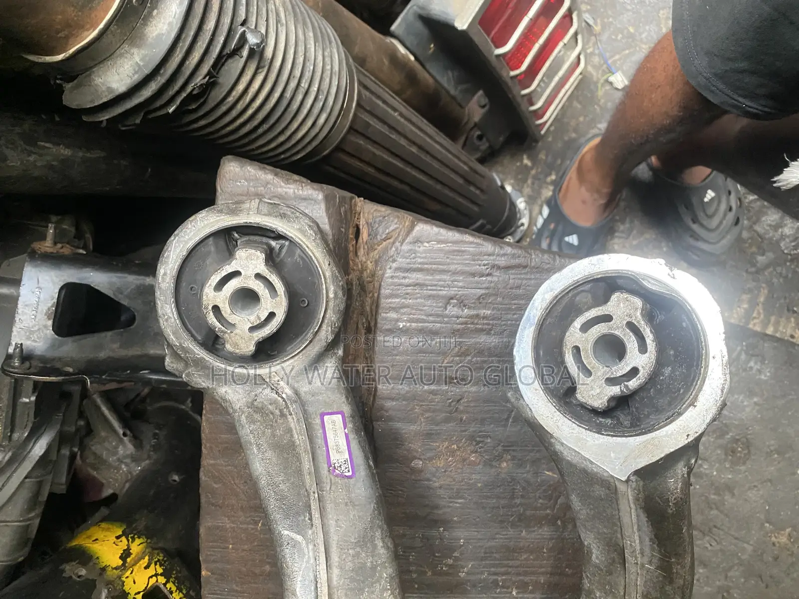 Lower Arm Jeep Cherokee 2022
