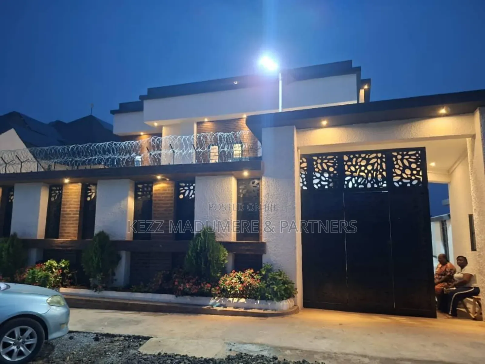 8bdrm Duplex in Apo Resettlement, for sale