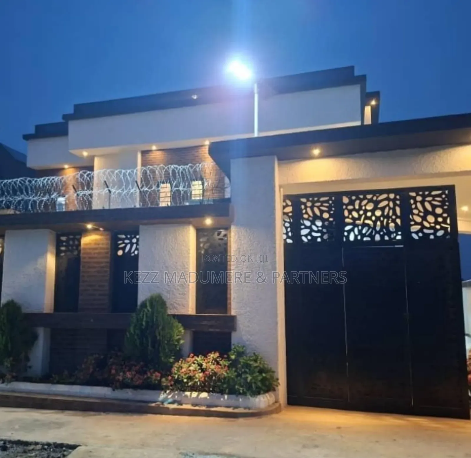 8bdrm Duplex in Apo Resettlement, for sale