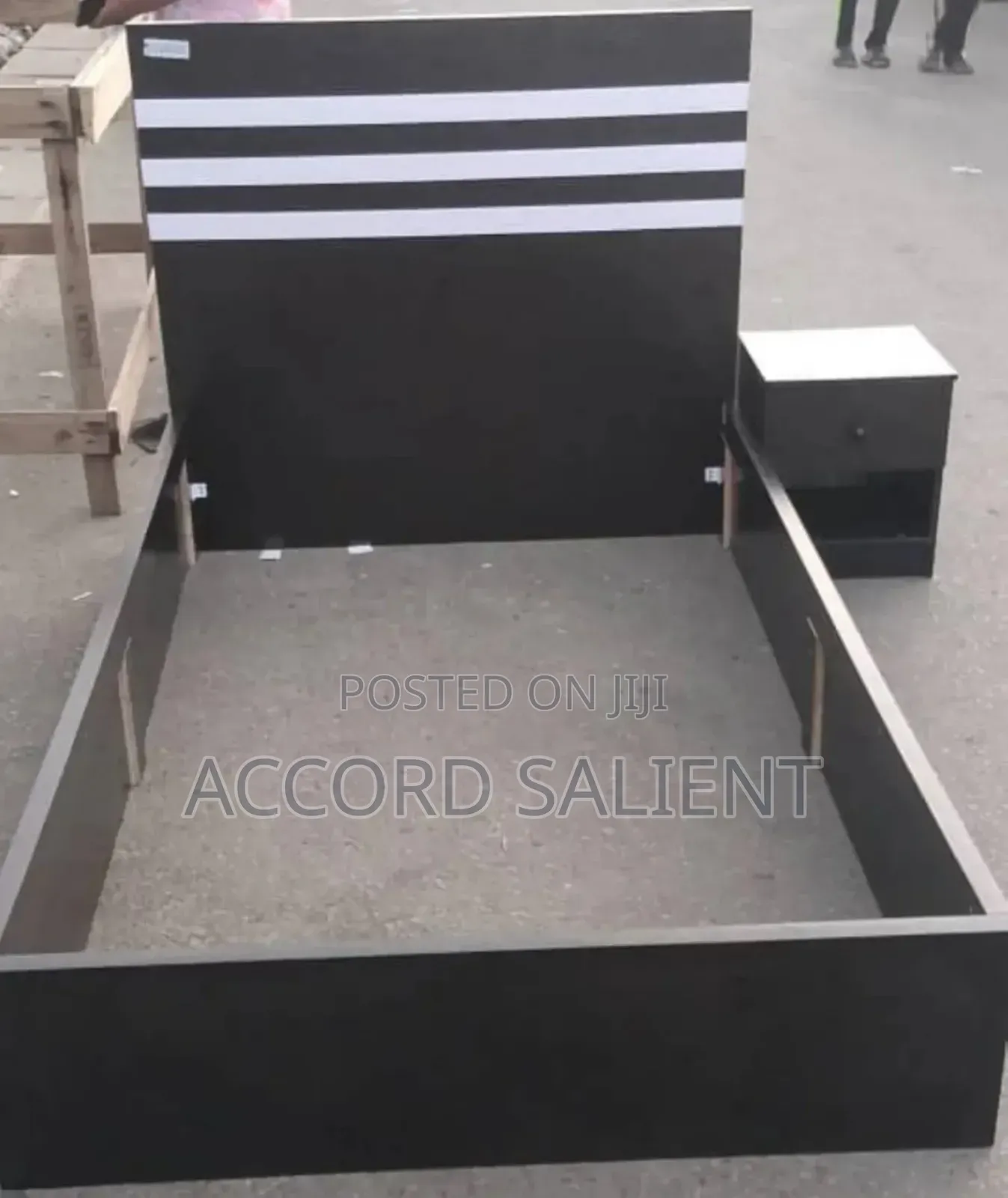 4 by 6 Bed Frame With Bedside Drawer