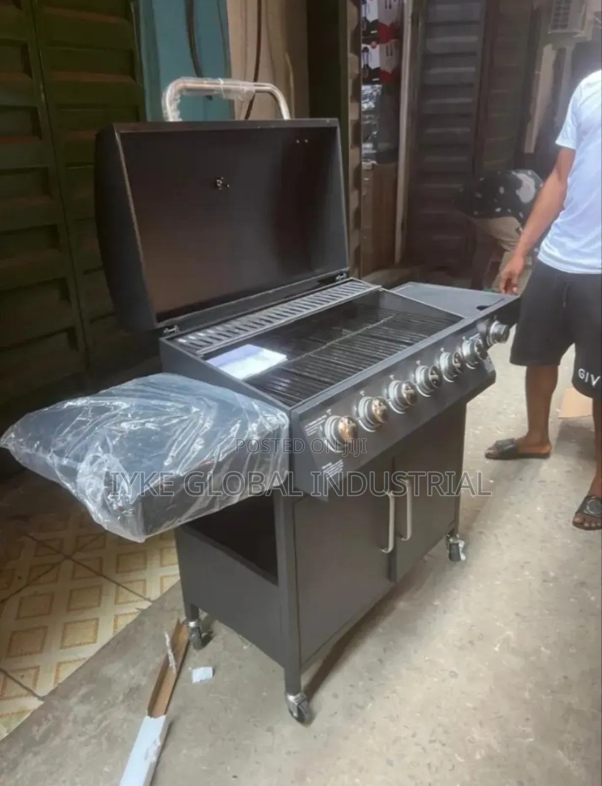 6 Buner Barbecue Grill With Side Cooker