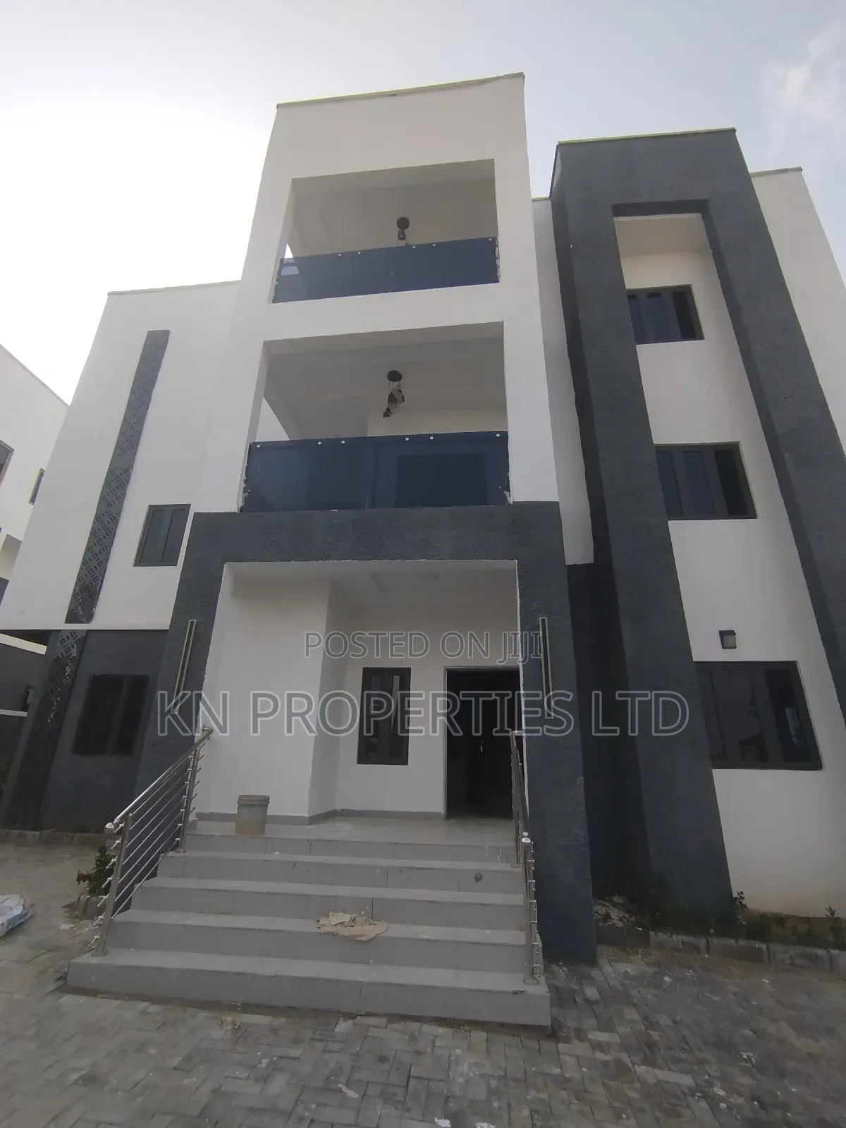 7bdrm Duplex in Kaura District for sale