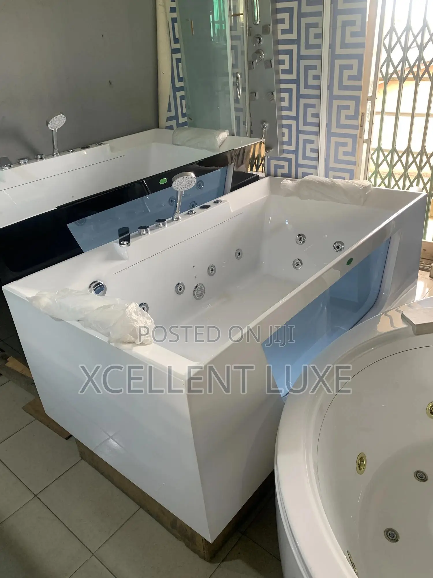 Single Spa Jacuzzi Massage Bathtub With a Pressure Pump
