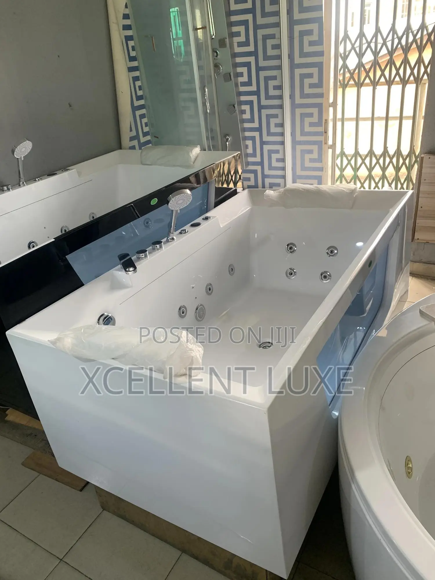Single Spa Jacuzzi Massage Bathtub With a Pressure Pump