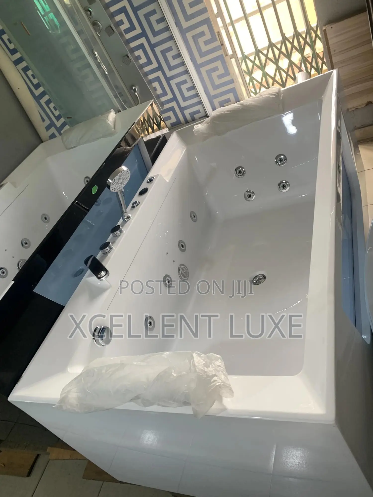 Single Spa Jacuzzi Massage Bathtub With a Pressure Pump