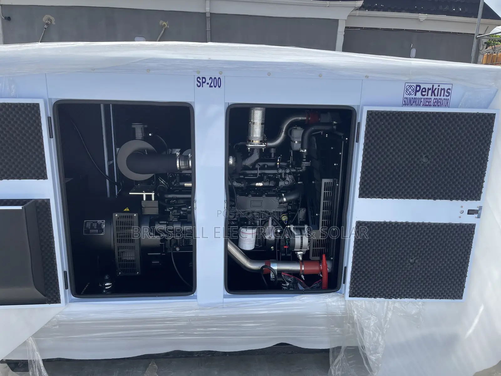 Original England Perkins Soundproof Diesel Generator 200kva