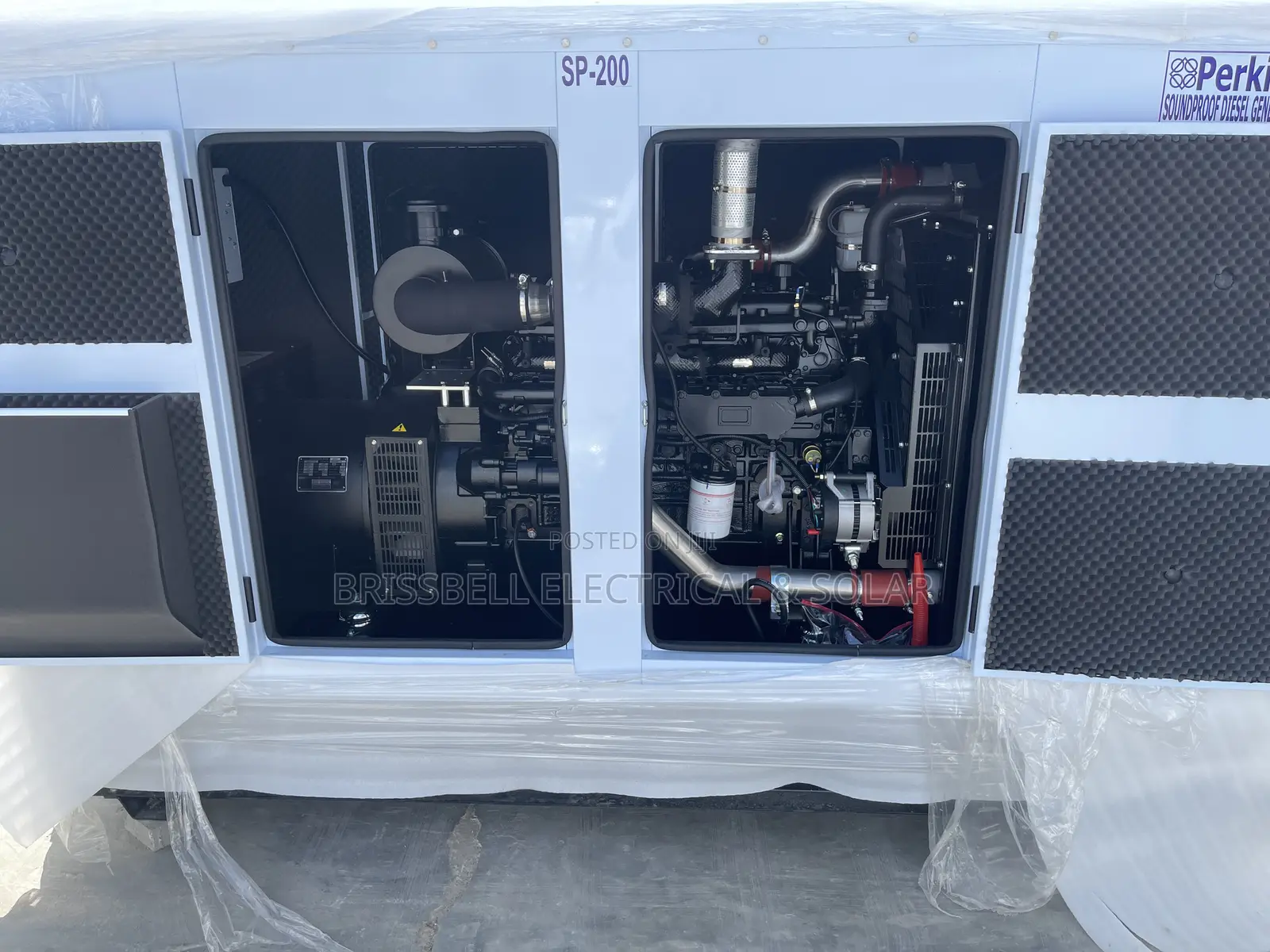 Original England Perkins Soundproof Diesel Generator 200kva