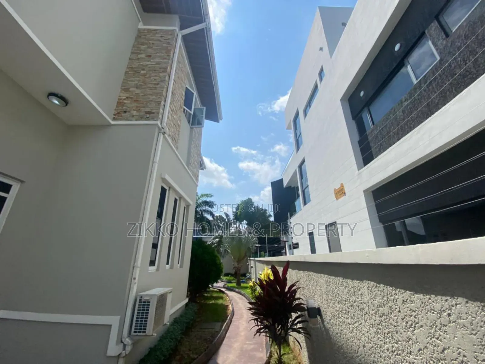 5bdrm Duplex in Osapa, Lekki for sale