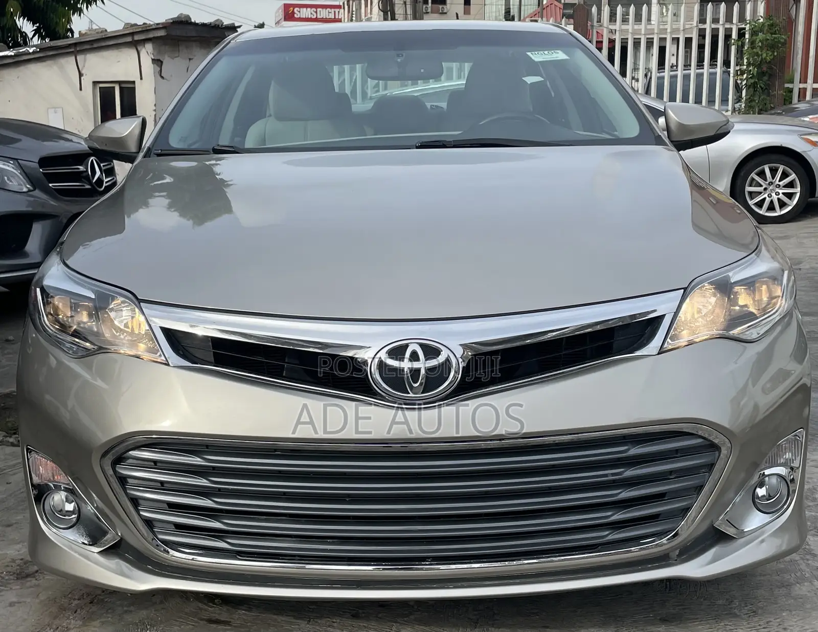 Toyota Avalon XLE Sedar FWD (3.5L 6cyl 6A) 2013 Gold