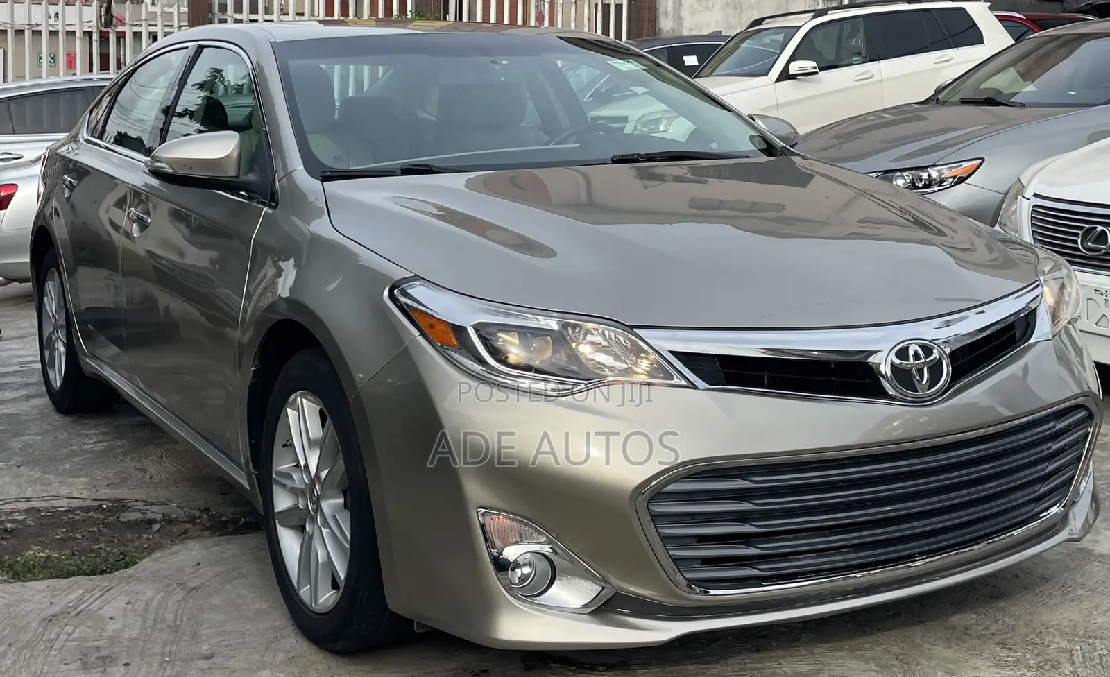 Toyota Avalon XLE Sedar FWD (3.5L 6cyl 6A) 2013 Gold