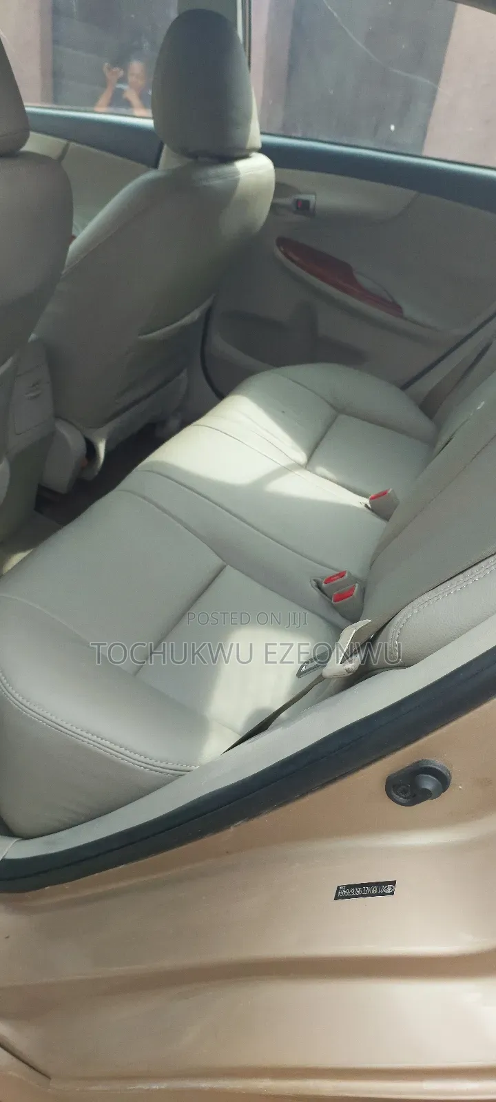 Toyota Corolla LE 4dr Sedan (1.8L 4cyl 4A) 2011 Gold