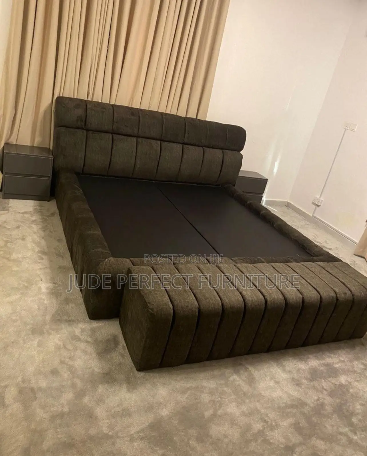 High Quality Family Size Padded Bed Frame With Ottoman