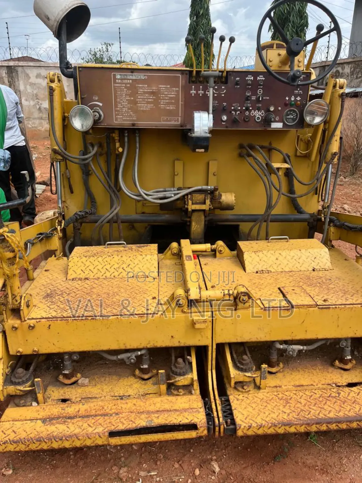 Isuzu Tyre Asphalt Paver - Foreign Use