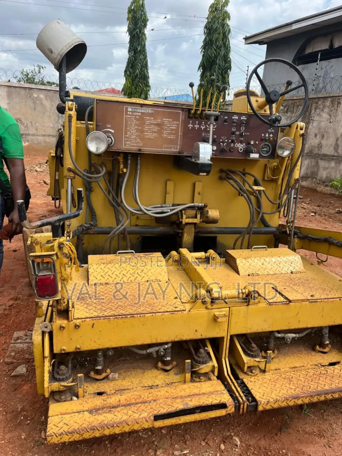 Isuzu Tyre Asphalt Paver - Foreign Use