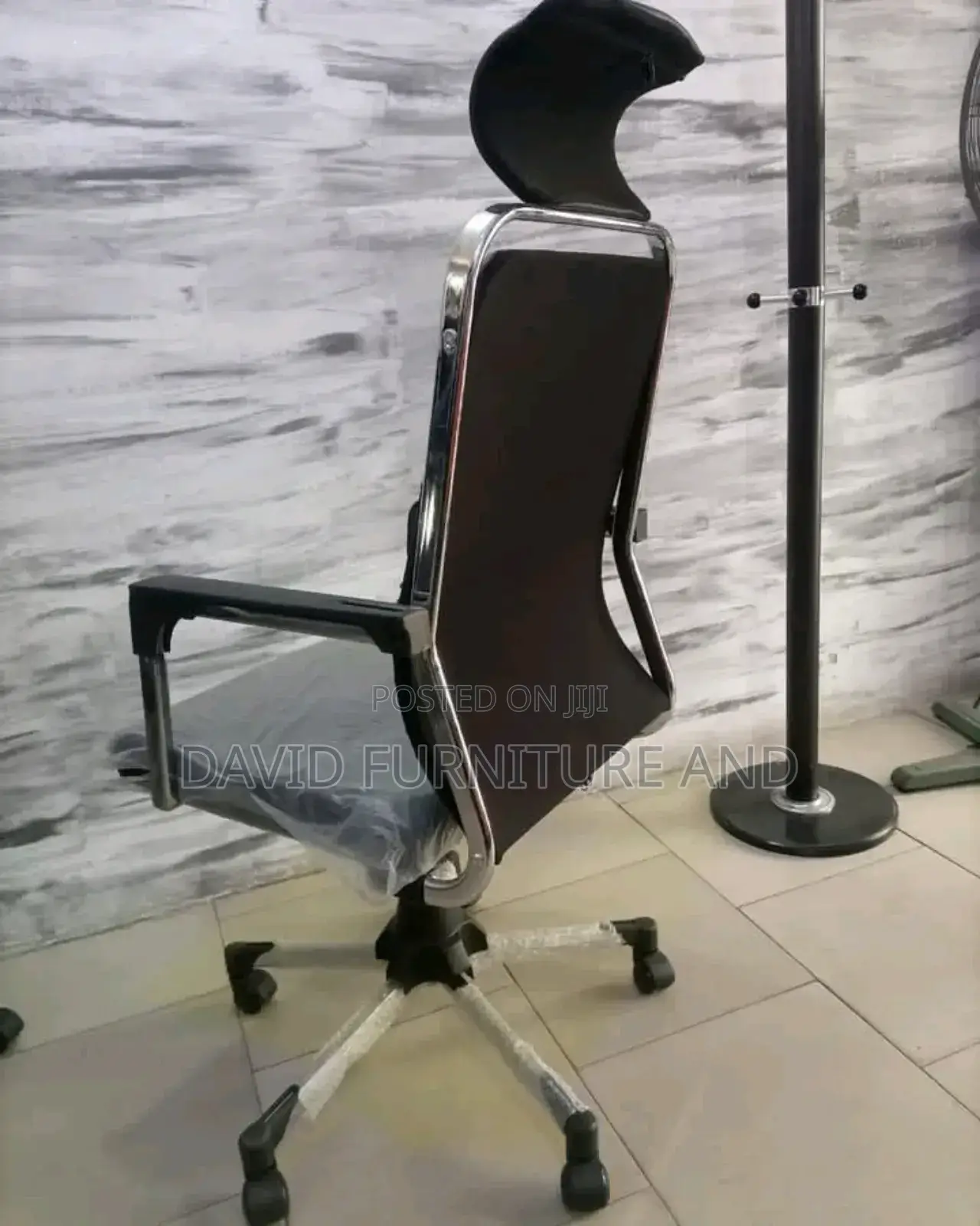 Comfortable Leather Chair (Swivel)