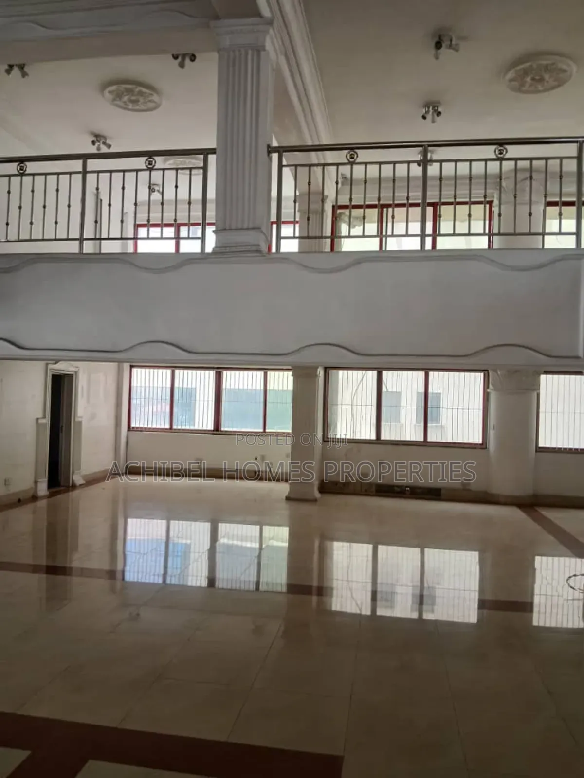 A 980 Square Meter Open Space for Banking Hall/Showroom