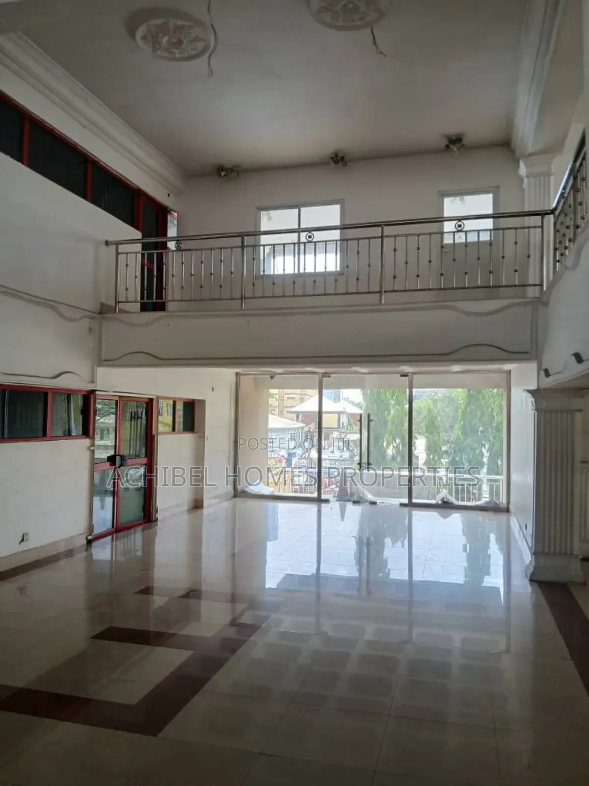 A 980 Square Meter Open Space for Banking Hall/Showroom