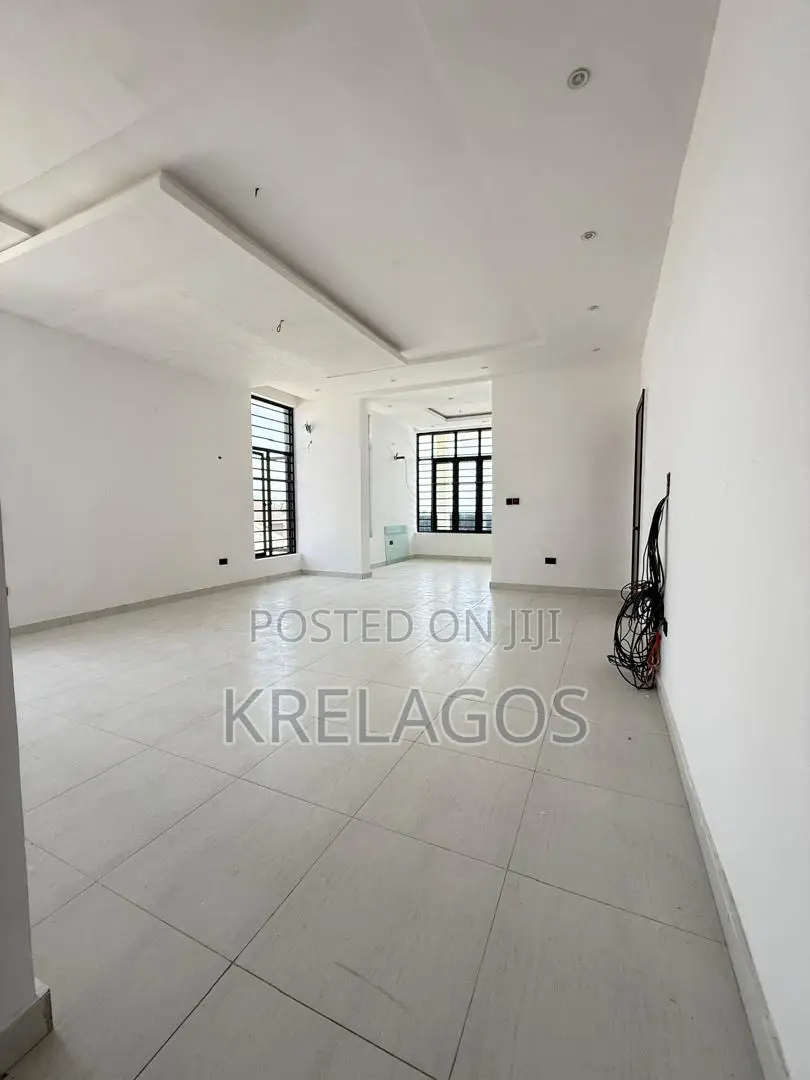 5bdrm Duplex in Chevron for sale