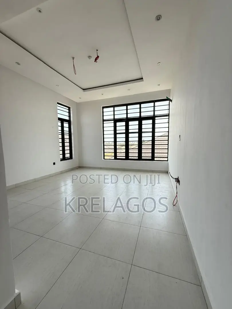 4bdrm Duplex in Chevron for sale