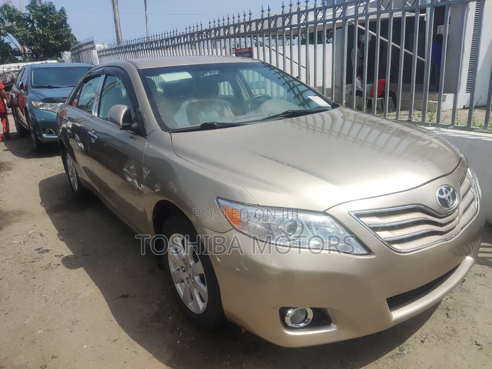 Toyota Camry LE V6 4dr Sedan (3.5L 6cyl 6A) 2011 Gold