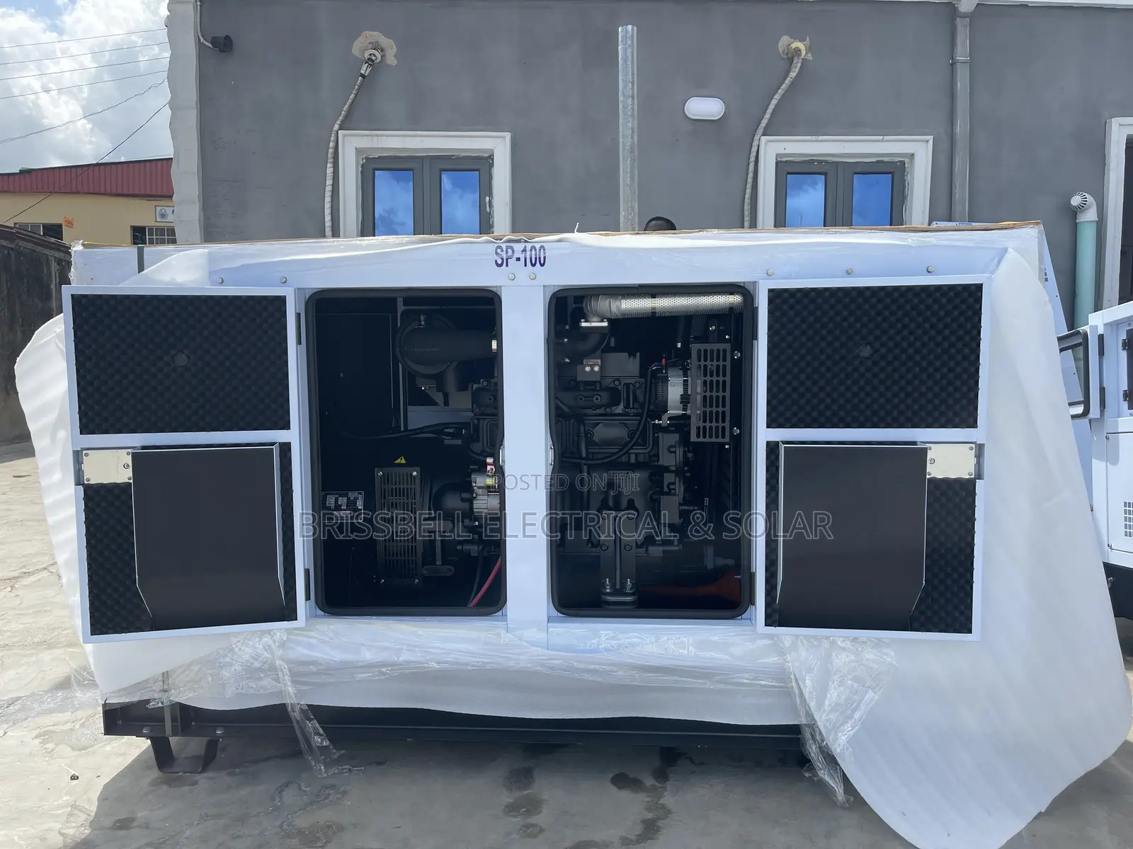 Original England Perkins Soundproof Diesel Generator 100kva